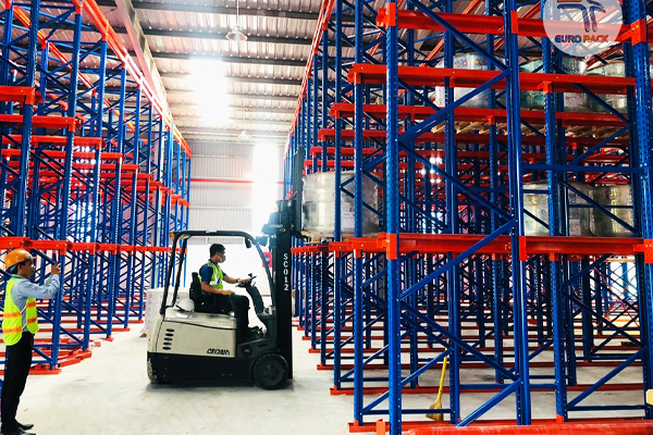 giá kệ hiện đại eurorack giúp cải thiện khả năng vận hành trong kho logistics quản trị chuỗi cung ứng