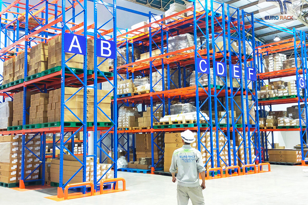 Pallet xếp chồng eurorack có thể thay thế như 1 tầng kệ chứa hàng trong kho logistics quản trị doanh nghiệp