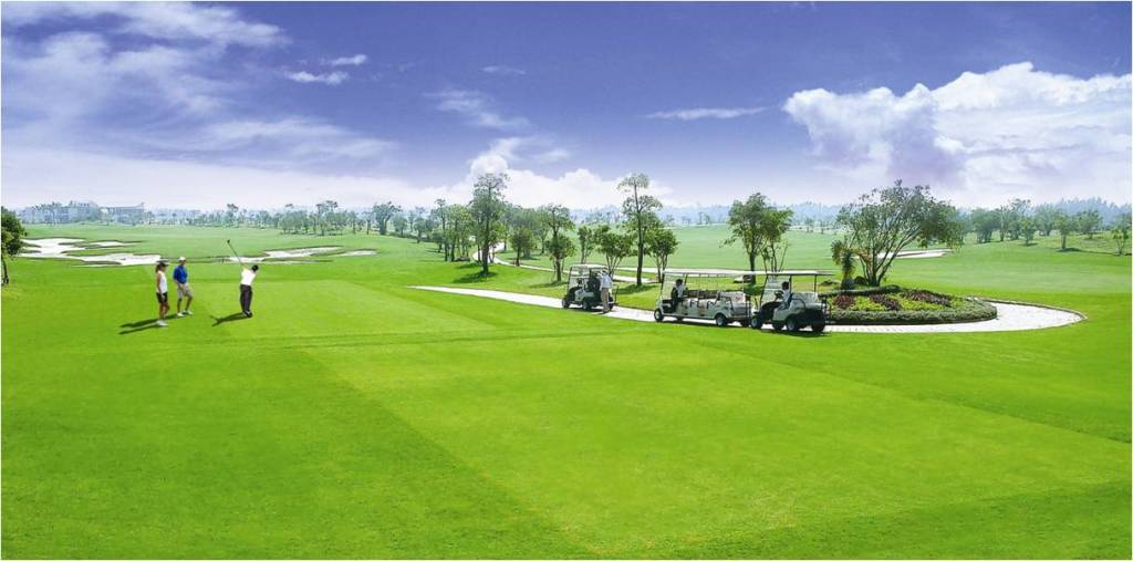 Khách hàng trải nghiệm sân Golf tại Resort