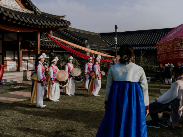 Người Hàn rất coi trọng lễ nghĩa với người lớn tuổi