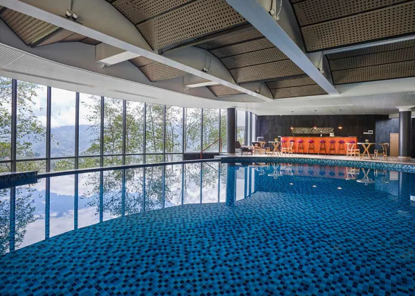 Bể bơi tại tầng 2 - nơi du khách có thể vừa tập luyện, vừa ngắm cảnh