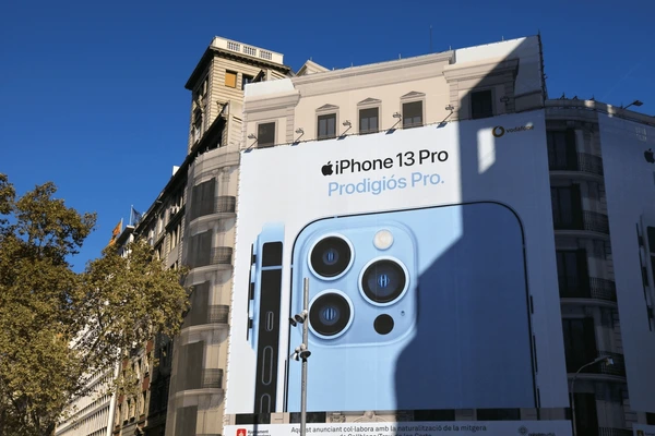 Một banner quảng cáo của Apple được treo trên tòa nhà.