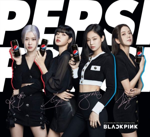 Hình ảnh nhóm nhạc nổi tiếng Blackpink đứng trên nền quảng cáo Pepsi