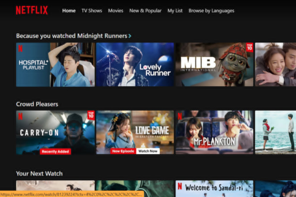 Hình ảnh giao diện Netflix hiển thị danh sách phim được đề xuất dựa trên lịch sử xem của người dùng, minh họa xu hướng marketing cá nhân hóa trong ngành giải trí.