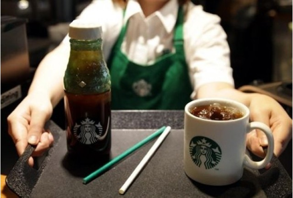 Hình ảnh cốc đồ uống Starbucks với ống hút giấy thay thế ống hút nhựa, minh họa xu hướng marketing bền vững của thương hiệu.