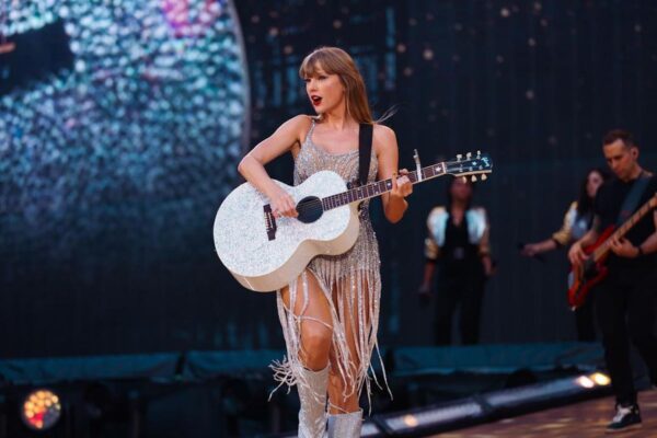 Taylor Swift trình diễn