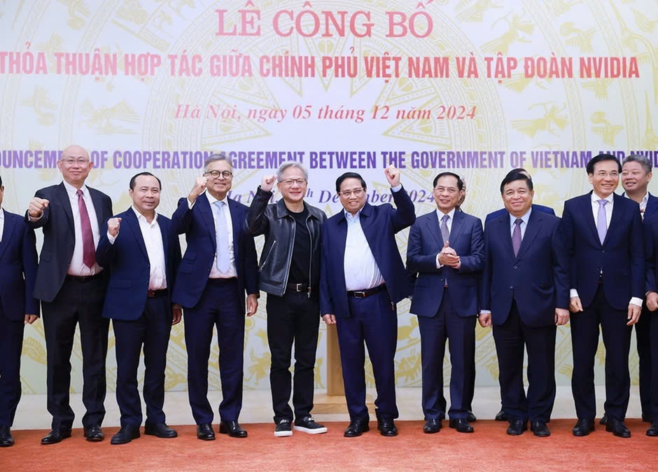 Thủ tướng Phạm Minh Chính và ông Jensen Huang, CEO Tập đoàn NVIDIA cùng các đại biểu tại Lễ công bố Thỏa thuận hợp tác giữa Chính phủ Việt Nam và Tập đoàn NVIDIA.