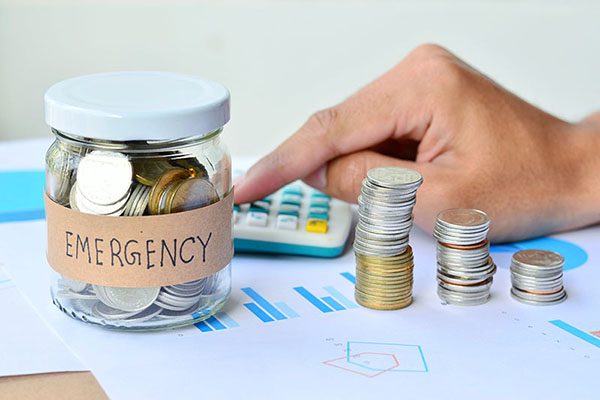 Bức ảnh truyền tải thông điệp về tầm quan trọng của quỹ dự phòng tài chính (Emergency Fund) — một phần thiết yếu trong quản lý tài chính cá nhân.