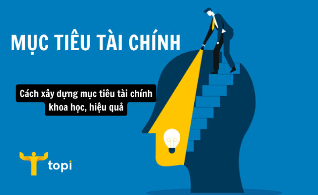 Minh họa một người đàn ông đang bước lên cầu thang nằm trong hình dạng một cái đầu người, tay cầm đèn pin soi sáng bóng đèn biểu tượng cho ý tưởng. Văn bản trên hình ghi: 'Mục tiêu tài chính' và 'Cách xây dựng mục tiêu tài chính khoa học, hiệu quả'. Logo Topi ở góc dưới trái