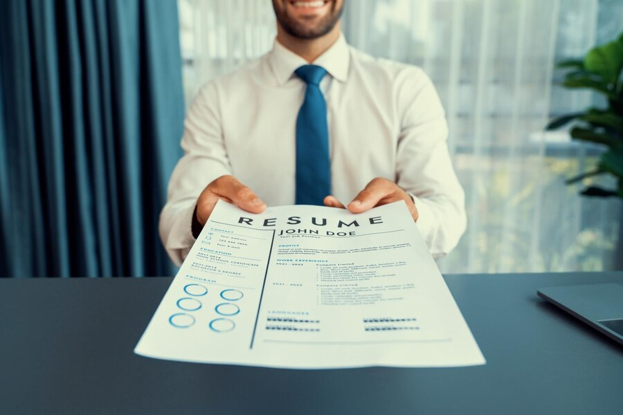 Một ứng viên đang chuẩn bị nộp CV