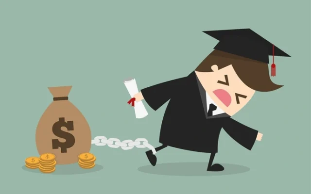 Hình minh họa một sinh viên tốt nghiệp mặc áo choàng và mũ, cầm bằng tốt nghiệp, đang bị xích vào một túi tiền lớn có ký hiệu đô la và các đồng xu, thể hiện khái niệm nợ nần hoặc áp lực tài chính sau khi ra trường, trên nền xanh nhạt.